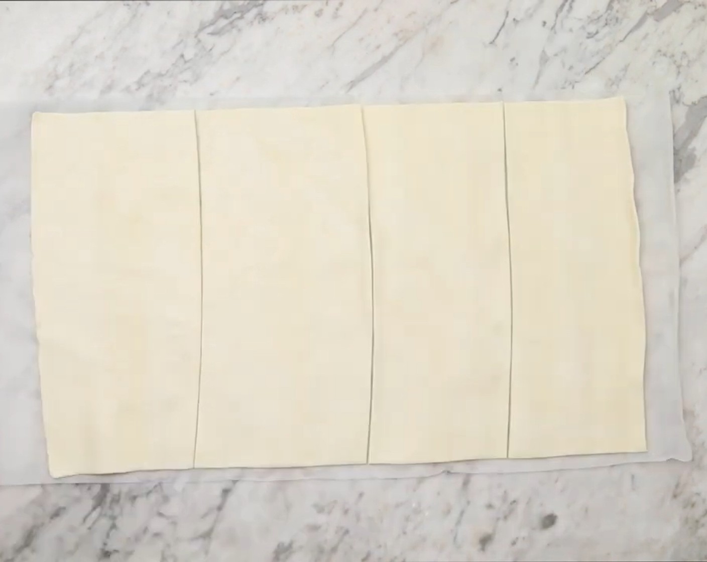 Schritt 2 Den Blätterteig (1) in 4 Streifen schneiden.