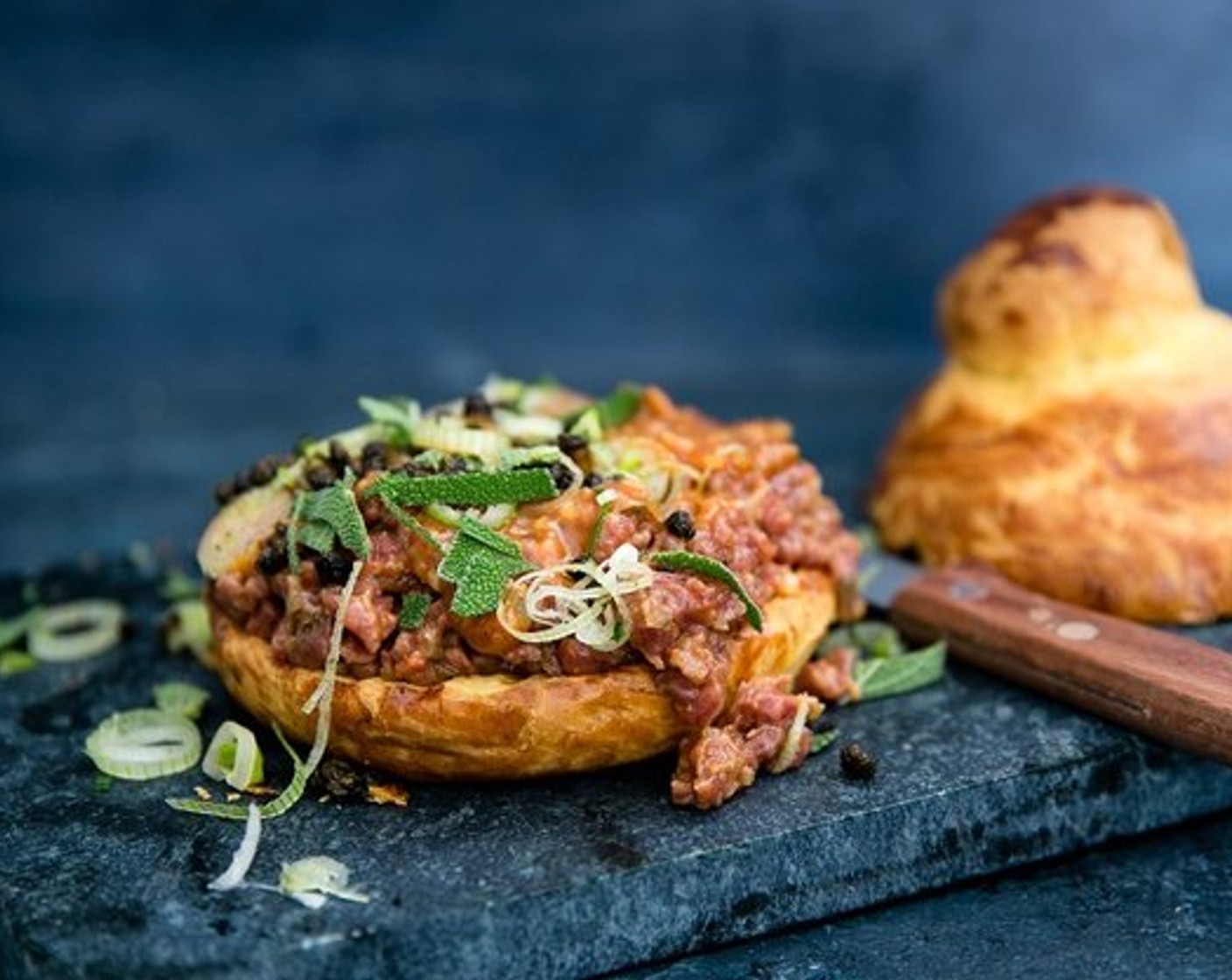 Selbstgemachtes Tatar mit feinem Brioche