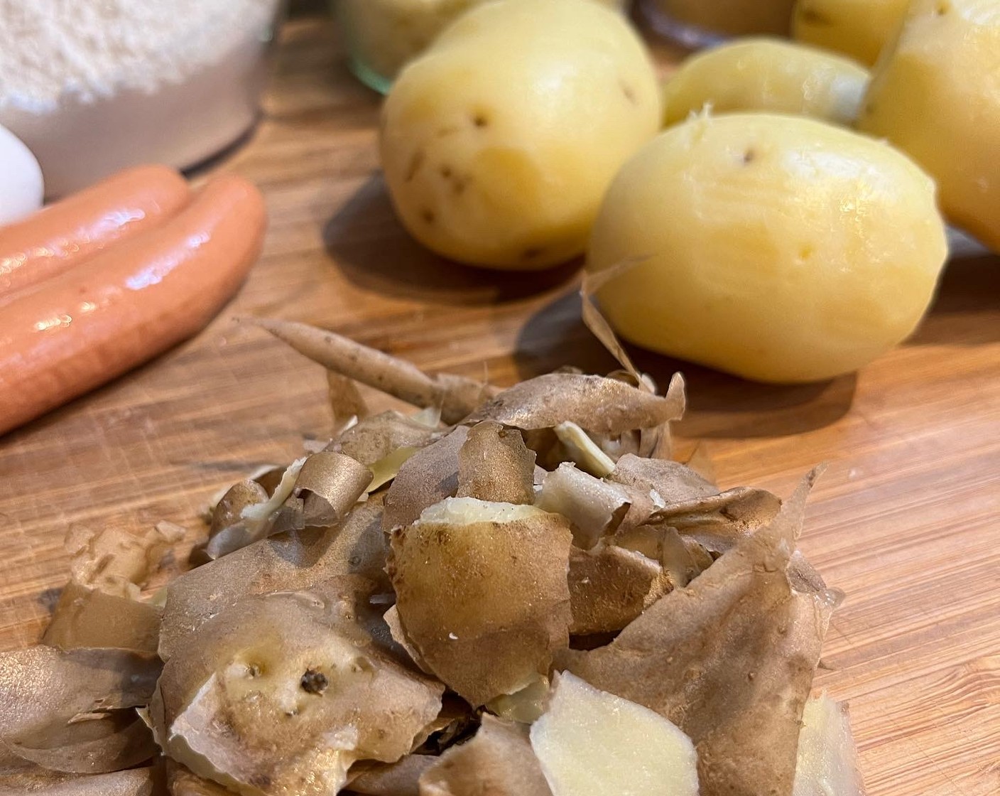 Schritt 1 Kartoffel, festkochend (1 kg) ein Tag vorher kochen. Anschliessend schälen und in einer grossen Schüssel stampfen.