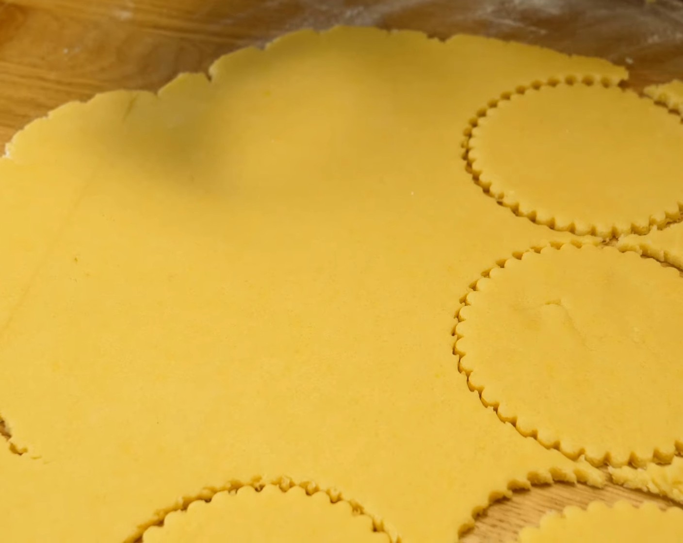 Schritt 4 Danach aus dem Teig gewellte Kreise mit einem Durchmesser von 9 cm ausstechen und auf ein mit Backpapier belegtes Blech legen.