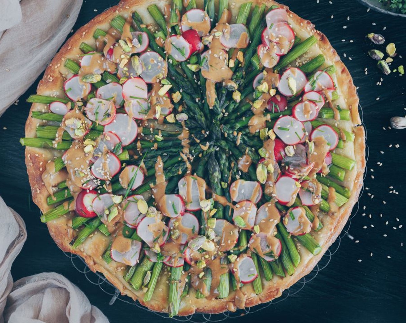 Spargel-Tarte mit Miso-Cashew Crème