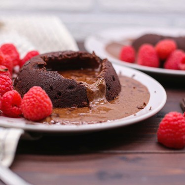 Schokoladenkuchen mit flüssigem Kern und frischen Beeren Rezept | V-Kitchen