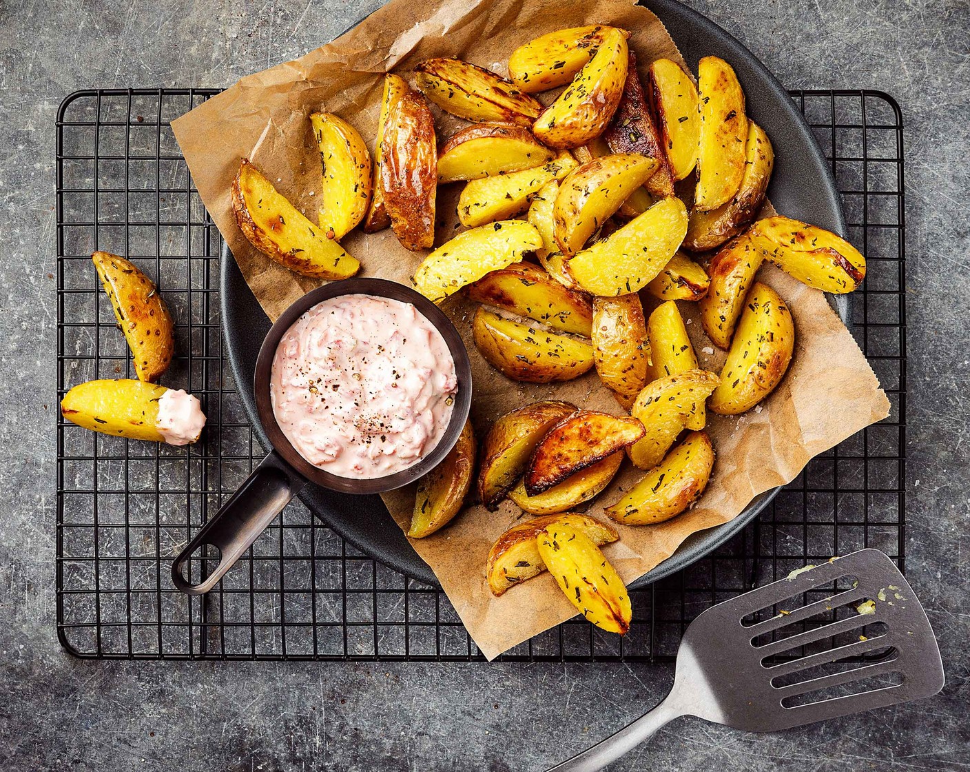 Pikante Ofenkartoffeln mit Gemüsedip
