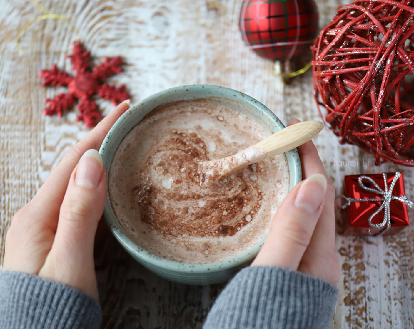 Heisse Rohkakao-Schokolade mit Zimt