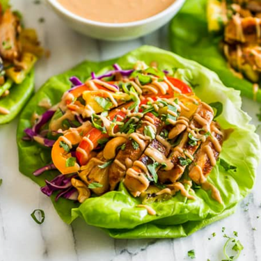 Thai-Style Poulet-Salatwraps mit Erdnuss-Sauce Rezept | V-Kitchen