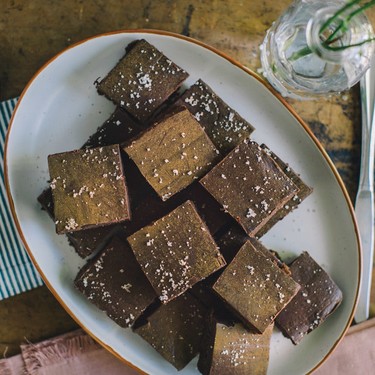 Geschichtete Brownies mit Zimt und Karamell Rezept | V-Kitchen