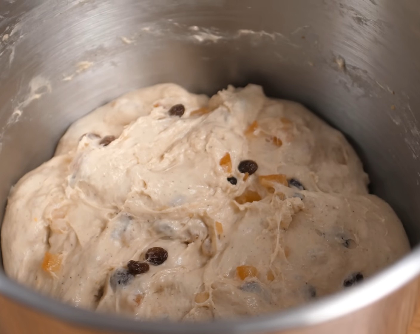 Schritt 8 Zum Schluss die vorbereitete Fruchtmischung nur noch kurz unter den Teig ziehen. Anschliessend den Teig zudecken und für 1 Stunde bei Raumtemperatur ruhen lassen.