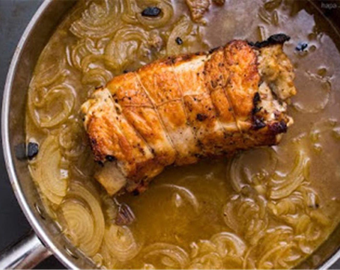 Schritt 12 Zwiebel (1) um die Roulade herum verteilen und 1 1/2 Tassen Hühnerfond (480 ml) hinzufügen. Topf mit einem Deckel abdecken und im Ofen fertig braten. Sobald die Innentemperatur 70 °C (160 °F) erreicht hat (ein paar Stellen überprüfen), das Ganze für 45 – 60 Minuten garen.