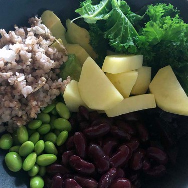 Gesunde Gemüse-Bowl mit Grünkohl und Rote Bete 