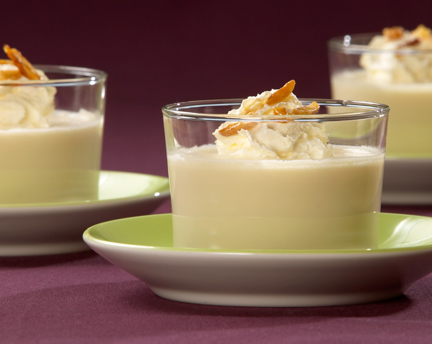 Schritt 9 Kurz vor dem Servieren den Calvados-Flan mit Sprühsahne (nach Bedarf) und den karamellisierten Mandelstiften garnieren.