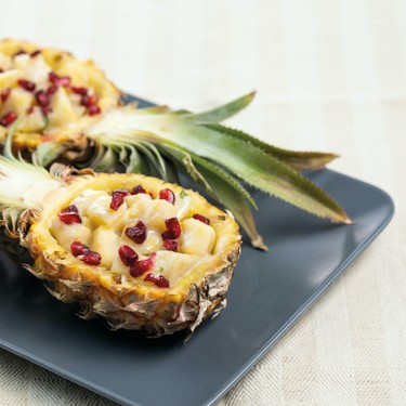 Gefüllte Ananas an Kokossauce Rezept | V-Kitchen
