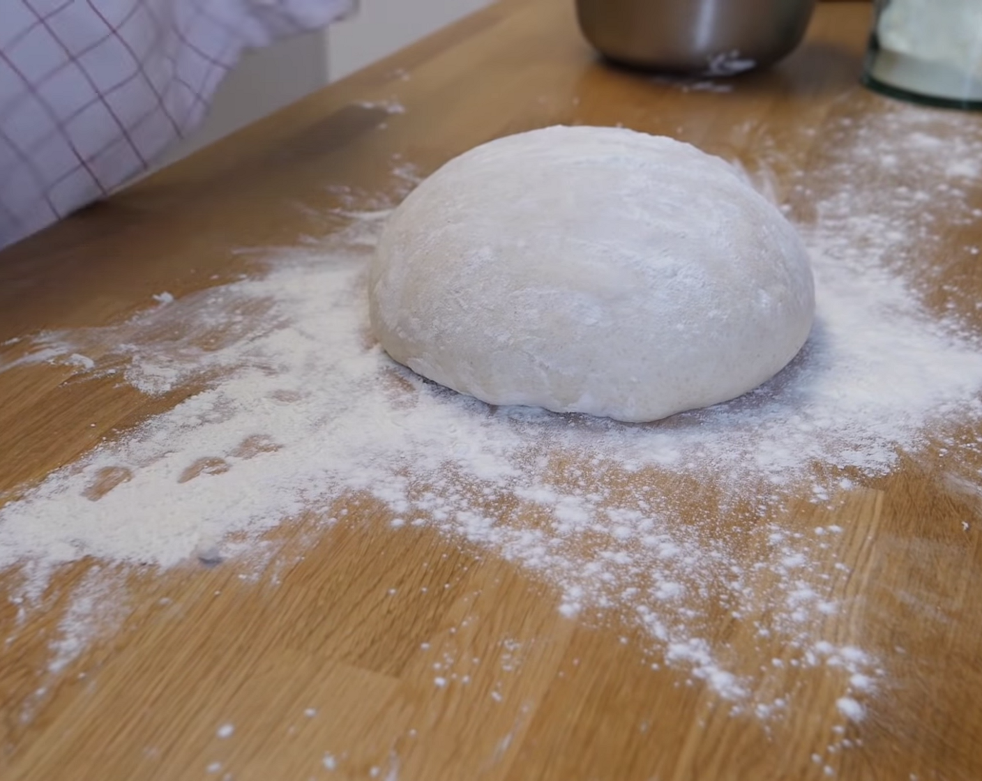 Schritt 4 Während dieser Zeit den Teig pro Tag 1-3-mal dehnen und falten. Dabei darauf achten, dass dieser Vorgang über den Tag verteilt ist. So, wie es dir ins Tagesprogramm passt. Wichtig ist, dass zwischen den einzelnen Vorgängen der Teig mindestens 3-4 Stunden ruhen kann.