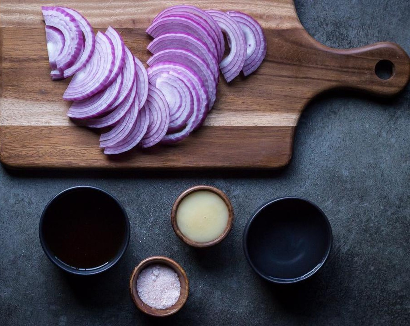 Schritt 2 Wasser (240 ml), Honig (2 Esslöffel) und Salz (1 TL) in einen mittelgrossen Kochtopf geben und bei mittlerer Hitze verrühren, bis alles gut vermischt ist.