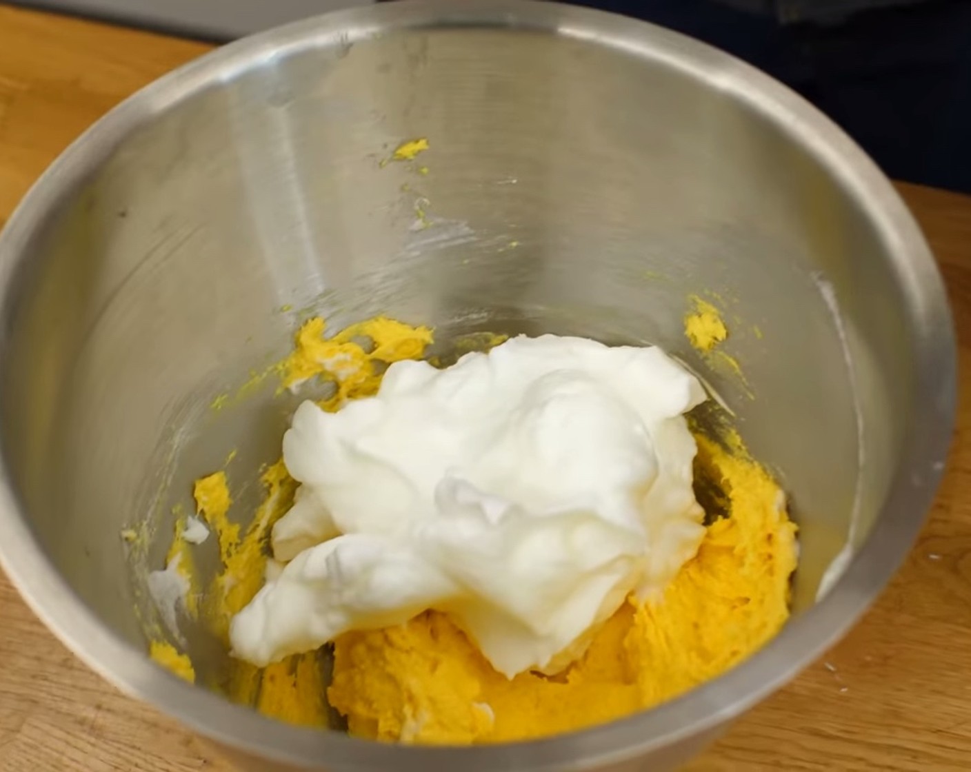 Schritt 7 Zum Schluss einen Drittel des geschlagenen Eiweisses unter die Eigelbmasse mischen (angleichen) und erst dann den restlichen Eischnee vorsichtig unter die Masse heben.