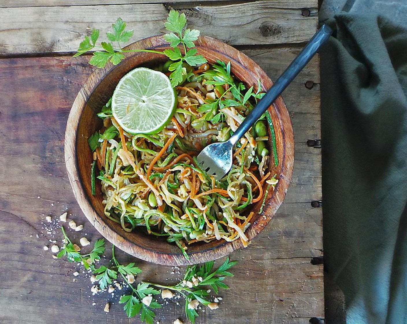 Schritt 6 Sobald alles durchgeschwenkt, mit Sesamsamen (wenig), Bundzwiebeln (wenig), Erdnüssen (wenig) und Koriander (wenig) garnieren.