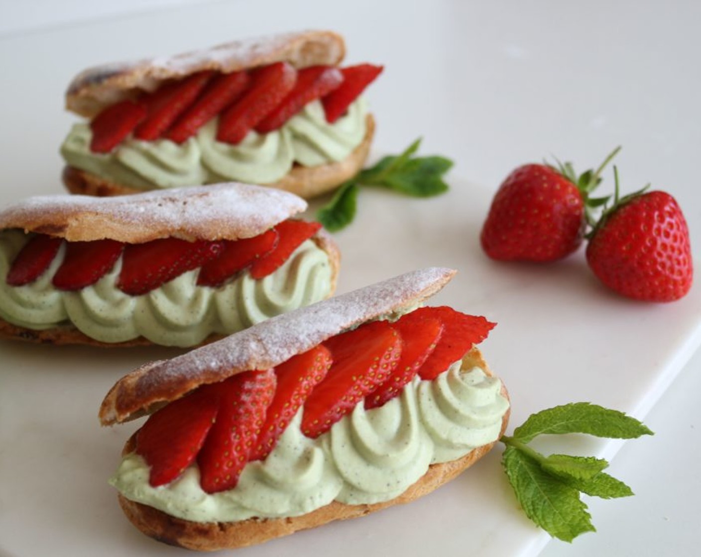 Erdbeer-Matcha-Eclairs
