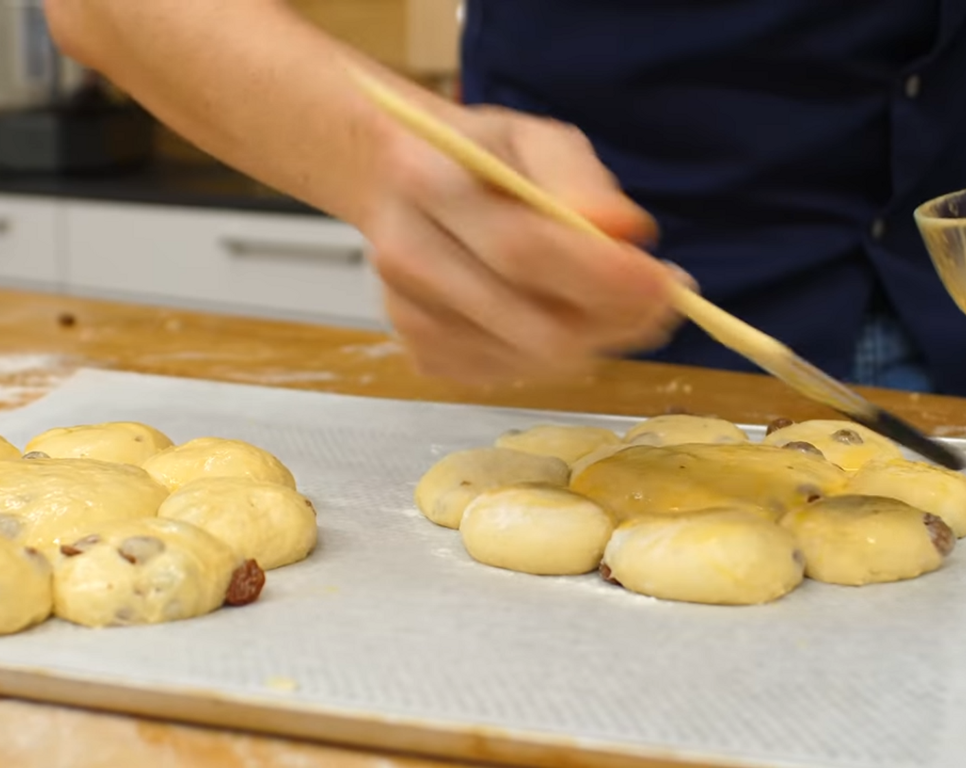 Schritt 13 Gebäck mit dem Ei bestreichen und bei Raumtemperatur für 60-90 Minuten aufgehen lassen.