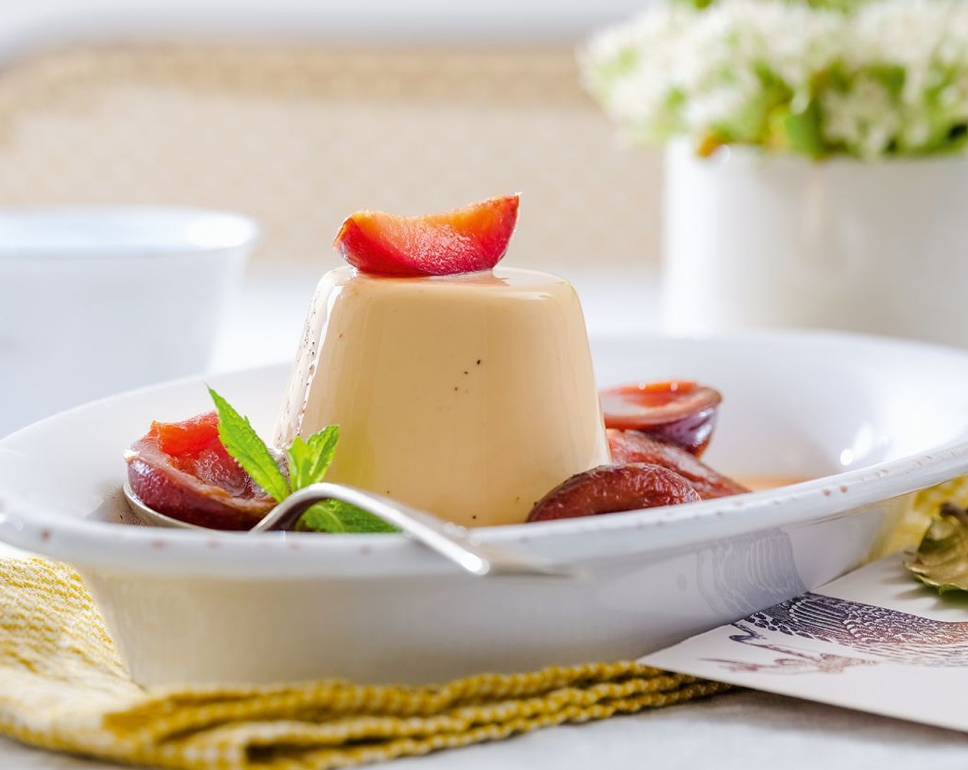 Caramel-Pannacotta mit Zwetschgenkompott