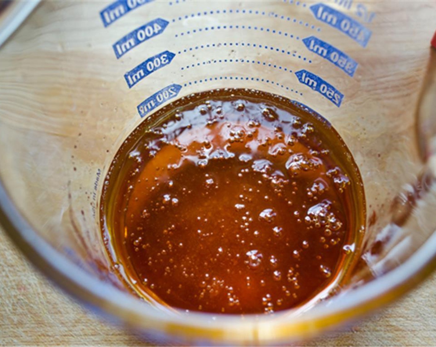 Schritt 14 Karamell etwa 5 Minuten ruhen lassen, dann wird es allmählich eine satte Bernsteinfarbe annehmen. Vollrahm (120 ml) in der Mikrowelle erwärmen, bis sie heiss ist.