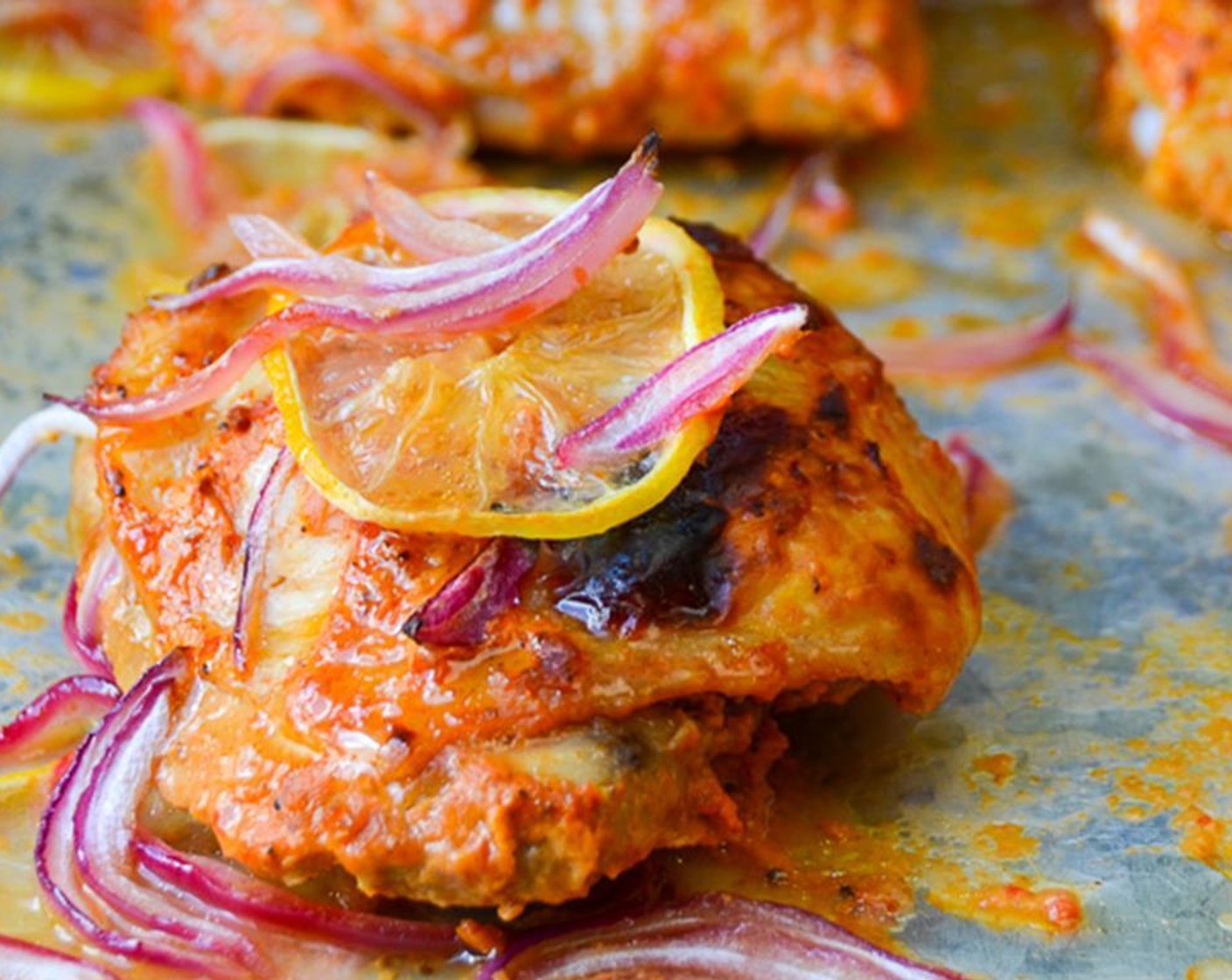 Schritt 13 Anschliessend für 2 bis 3 Minuten den Grill anstellen, um dem Hähnchen zusätzliche Farbe zu verleihen und es vollständig durchzugaren.