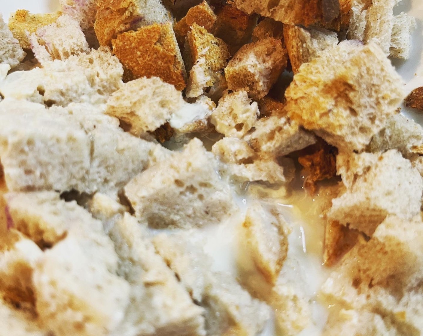 Schritt 1 Brot (2 Scheiben) in Milch (100 ml) einlegen. Anschliessend ausdrücken und beiseitelegen.