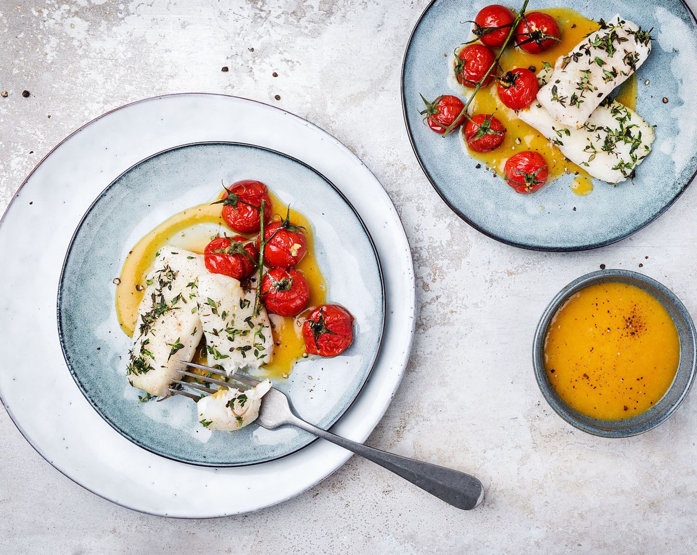 Schritt 8 Die Kartoffelsauce auf den vorgewärmten Tellern verteilen, den Hecht darauf legen und mit den kandierten Rispen-Cherrytomaten servieren.