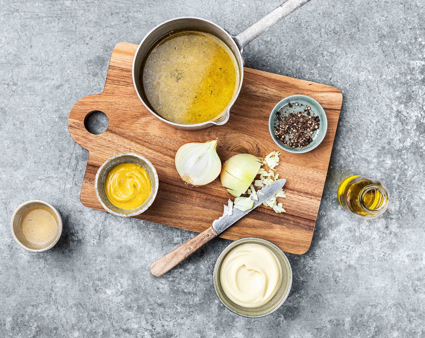 Schritt 3 Die Bouillon (1.5 L) mit der Zwiebel (1) aufkochen. Senf (1 EL), Mayonnaise (70 g), Essig (3 Esslöffel) und Rapsöl (2 Esslöffel) mit der heissen Bouillon verrühren.