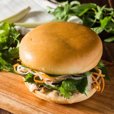 Vietnamesischer Bánh-mì-Burger mit Zitronengras Rezept | V-Kitchen
