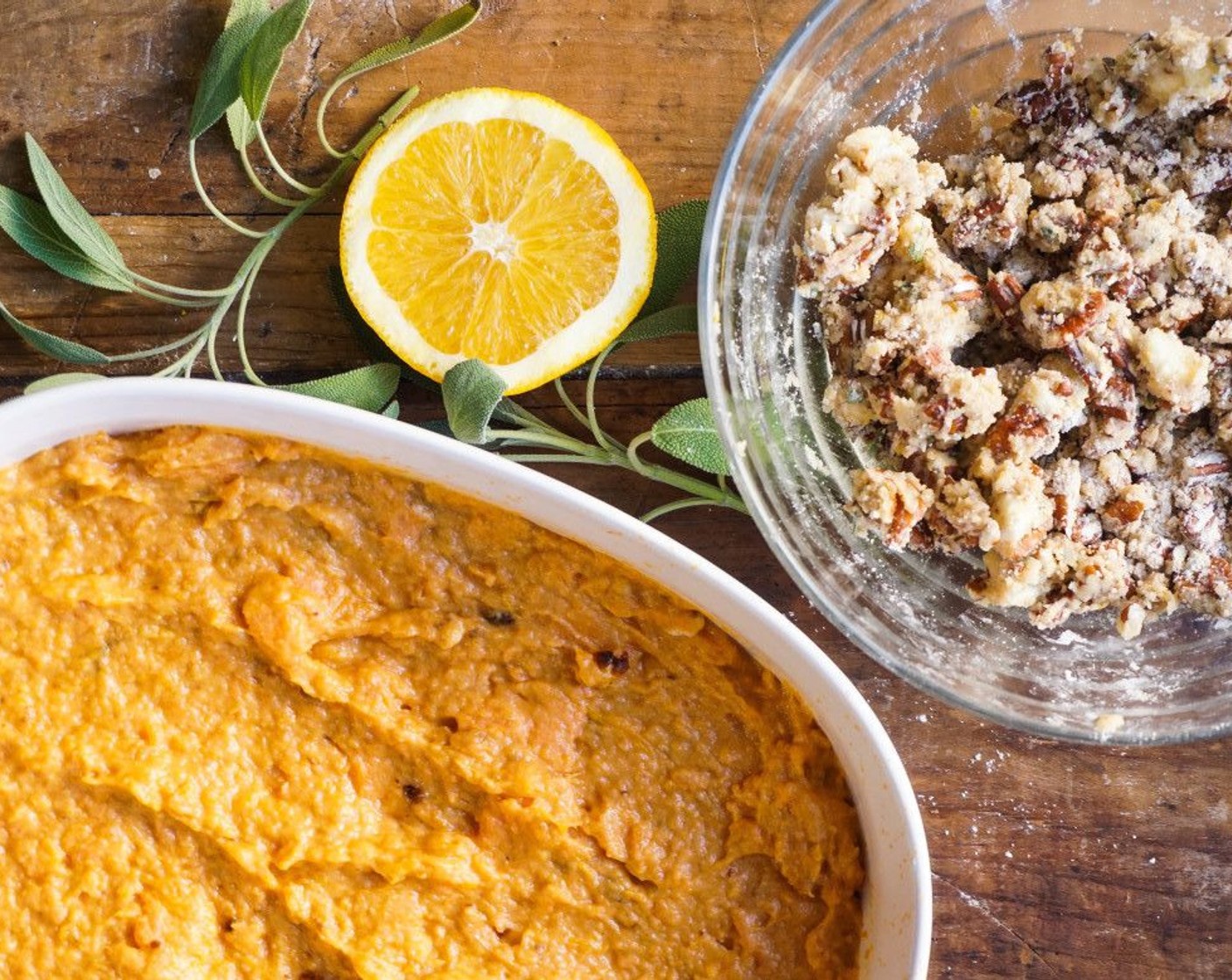 Schritt 11 Mit den Händen die Butter (75 g) unterkneten, bis sie gleichmässig verteilt ist. Die Mischung sollte krümelig sein, aber beim Zusammendrücken kleben.