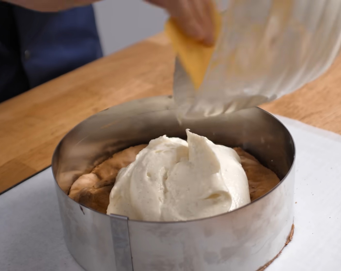 Schritt 16 Anschliessend die Creme mit dem zweiten Boden bedecken und leicht andrücken.