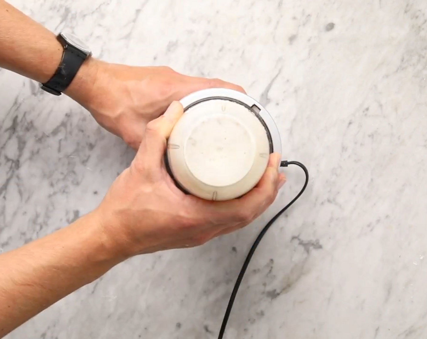 Schritt 6 Für den Aufstrich die Cashewnüsse aus dem Wasser nehmen, mit kaltem Wasser abspülen und abtropfen. Dann mit dem Joghurt (100 g), Salz (1/4 TL) und Wasser (3 1/3 Esslöffel) in einem Mixer pürieren, bis eine cremige Konsistenz entsteht.