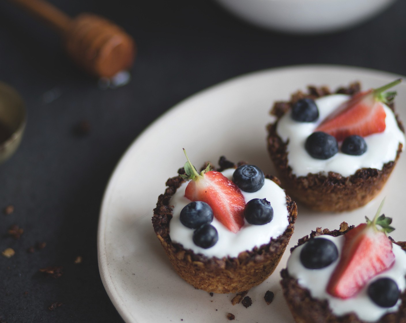 Schritt 5 Die Törtchen unbedingt vor dem Herausnehmen aus der Muffin-Form auskühlen lassen! Danach einfach mit den Fingern leicht drehen und herauslösen. Mit dem Joghurt (100 g) füllen und mit frischen Beeren (nach Bedarf) garnieren.