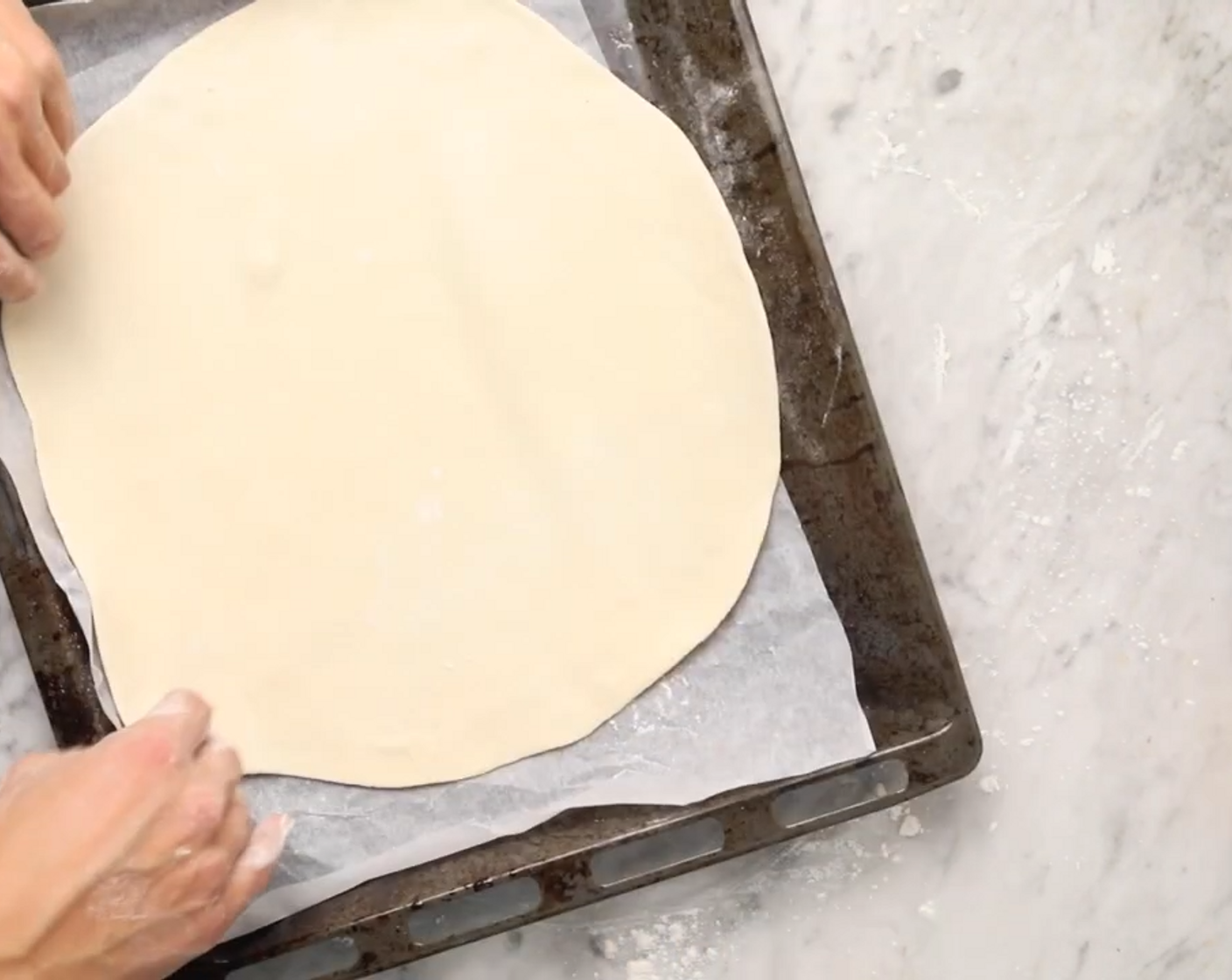 Schritt 5 Den Teig auf die Grösse eines Standard-Backblechs auswallen. Danach auf das mit Backpapier belegte Blech legen.