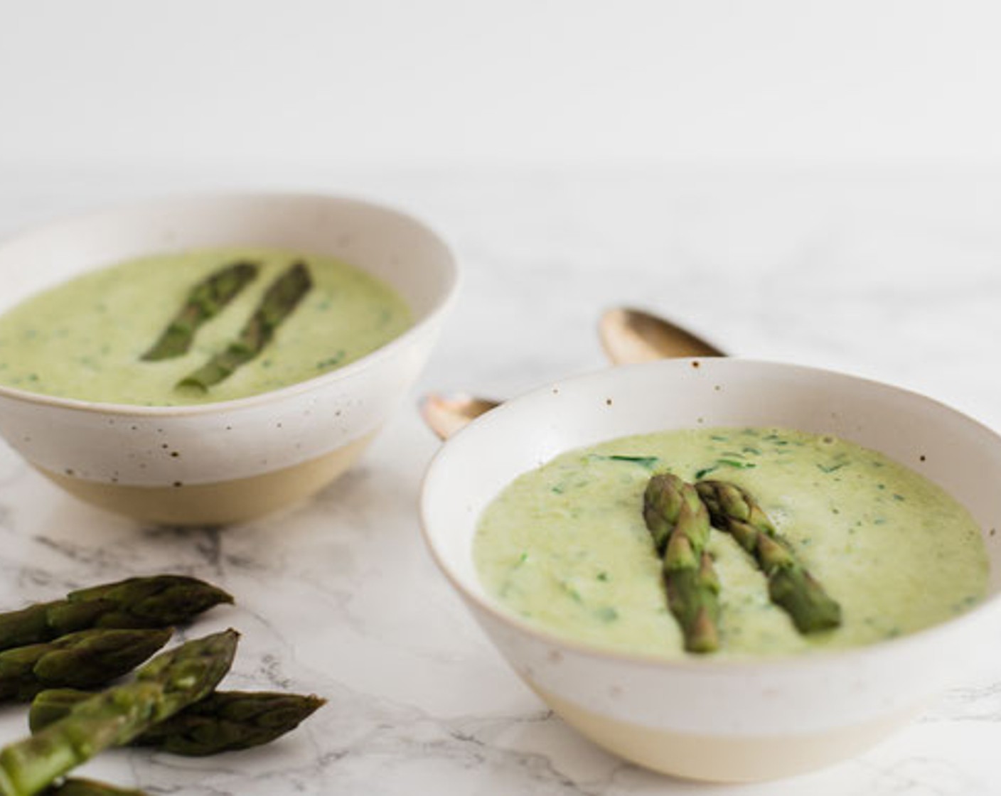 Schritt 5 Vor dem Servieren die Suppe nochmals kurz aufkochen, in die Teller verteilen und mit den Spargelspitzen garnieren.