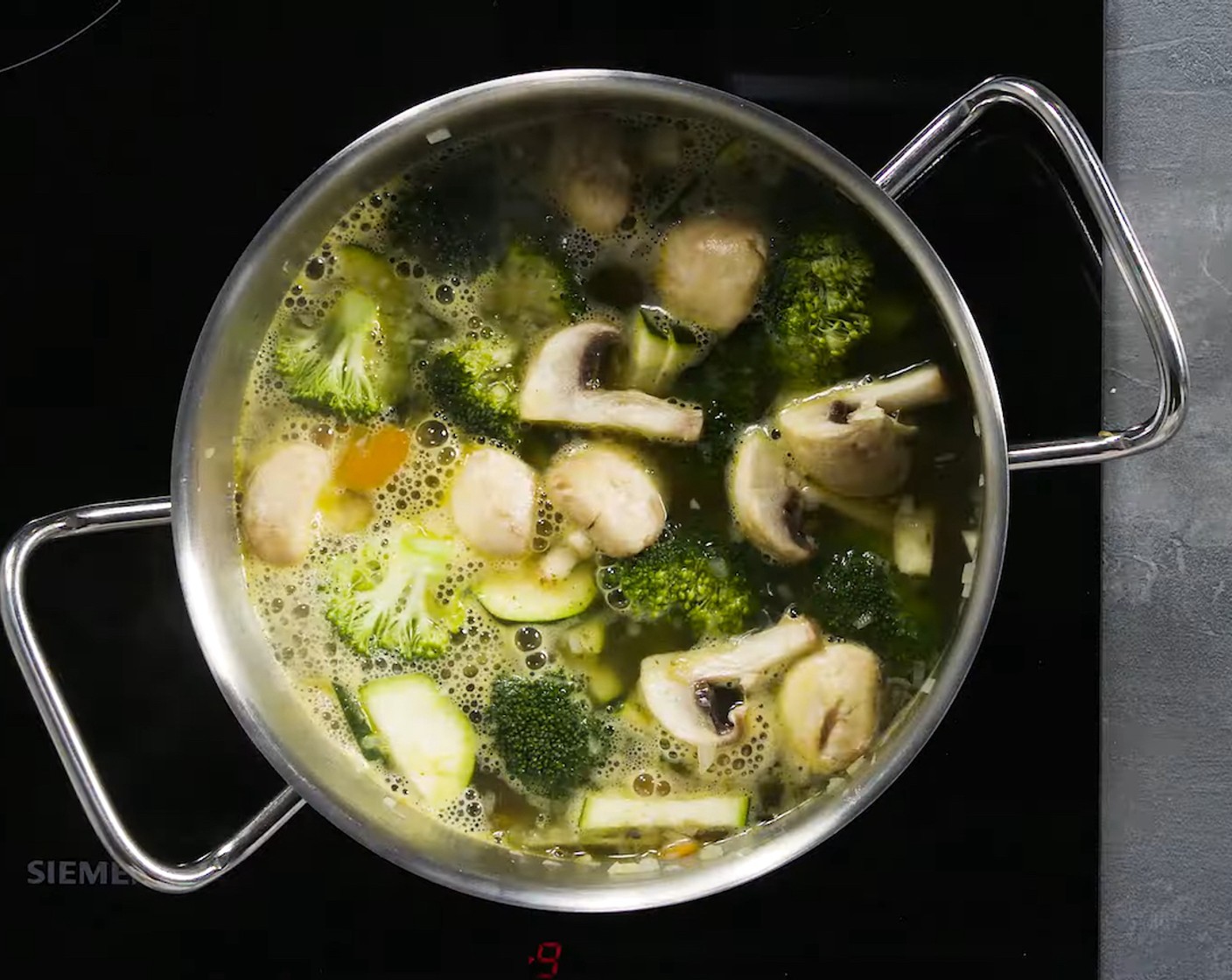 Schritt 2 Olivenöl (1 EL) erhitzen, Zwiebel darin andünsten, Knoblauch und Gemüse mitdünsten. Mit der Bouillon (1 L) ablöschen und ca. 20 Minuten köcheln lassen.