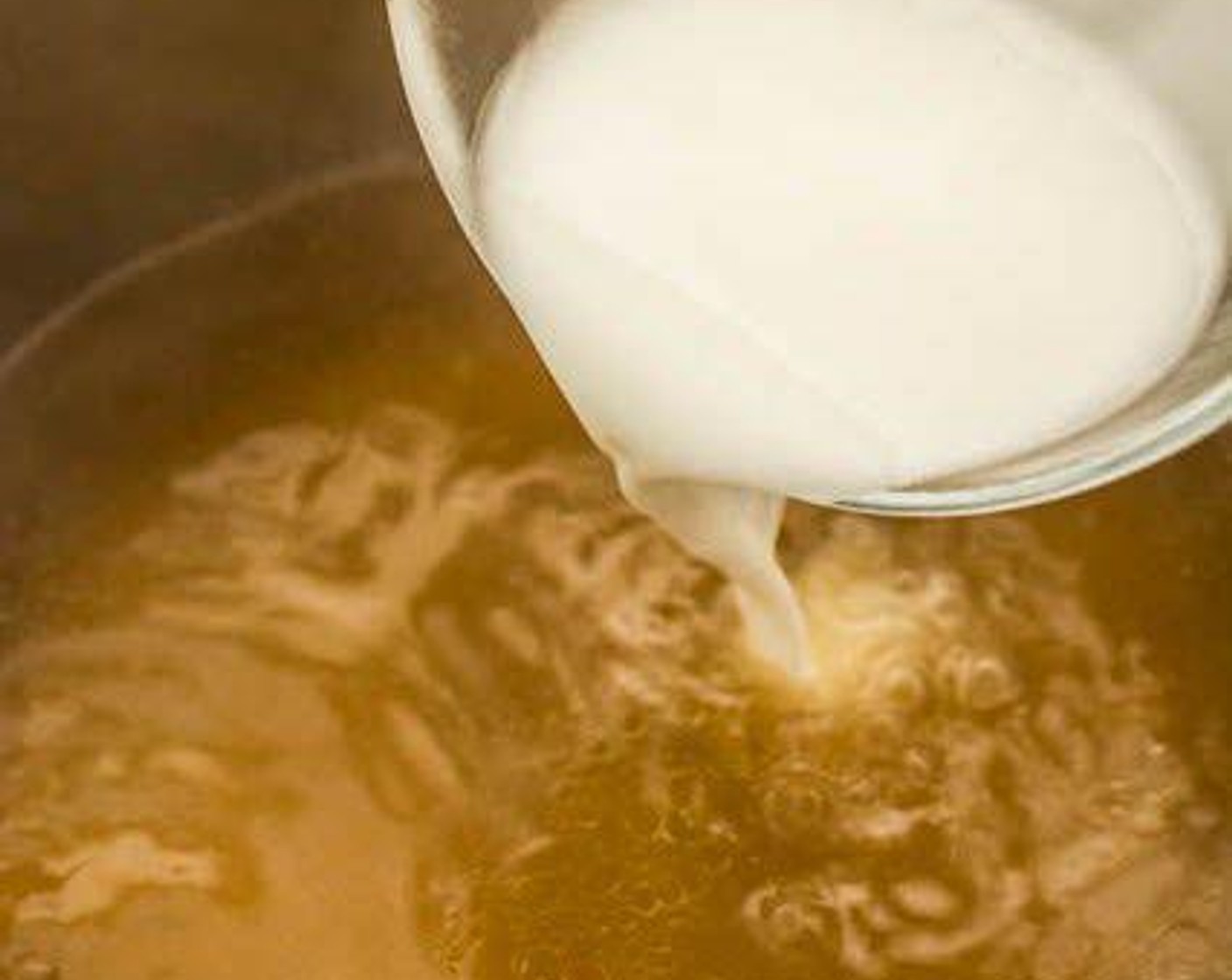 Schritt 4 Maisstärkemischung umrühren und dann in die Suppe geben. Umrühren, damit sie sich verbindet. Die Suppe wird schnell eindicken.