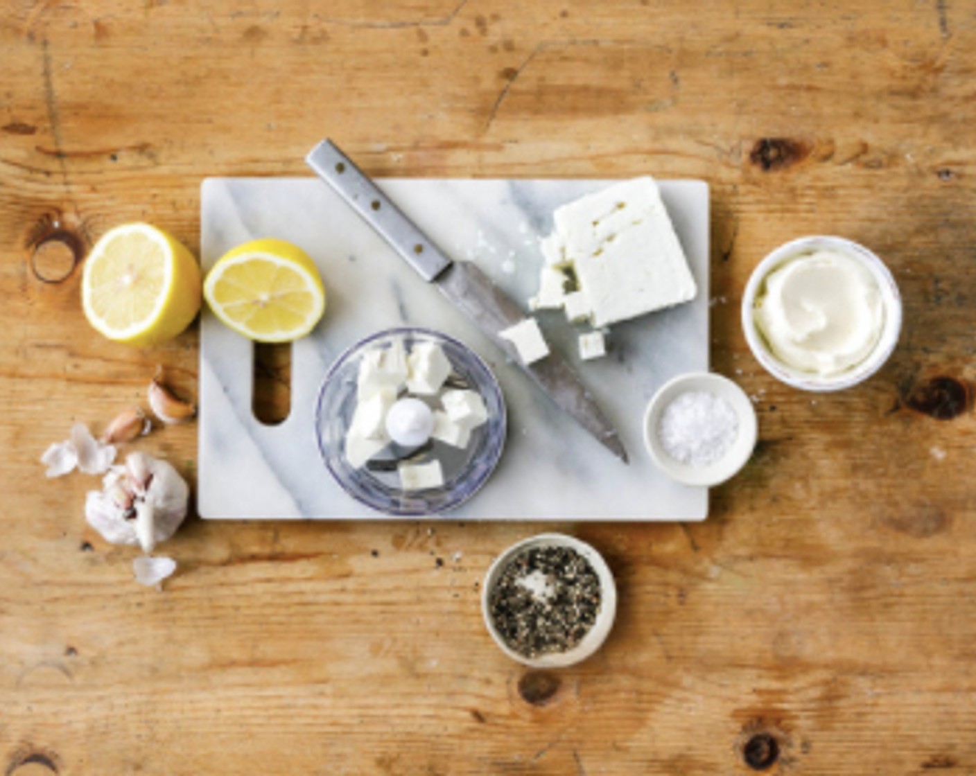 Schritt 6 Feta-Aufstrich: Den Fetakäse (200 g) mit dem Frischkäse (100 g) und dem Knoblauch (1 Zehe) sowie dem Schalenabrieb (1 TL) der Zitrone und dem Zitronensaft (1 EL) in den Mixer geben. Zu einer cremigen Masse verarbeiten. Den Aufstrich mit Salz (wenig) und Pfeffer (wenig) abschmecken. Bis zum Servieren in den Kühlschrank stellen.