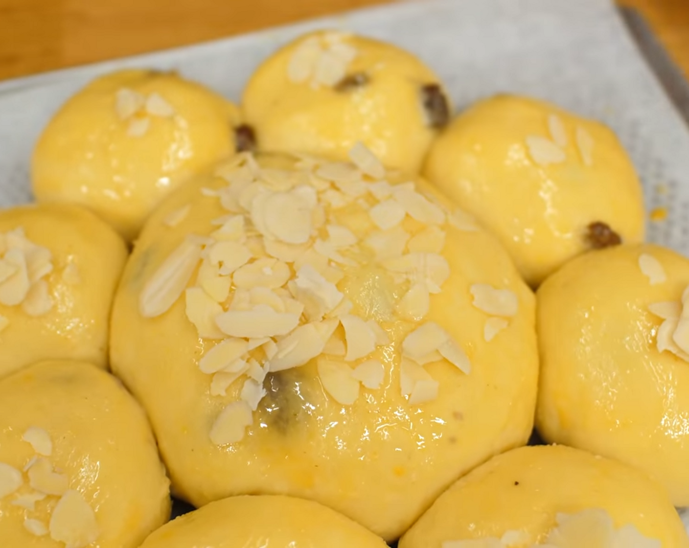 Schritt 15 Danach das Gebäck ein zweites Mal mit verquirltem Ei bestreichen und mit Mandelblättchen (2 Handvoll) bestreuen.