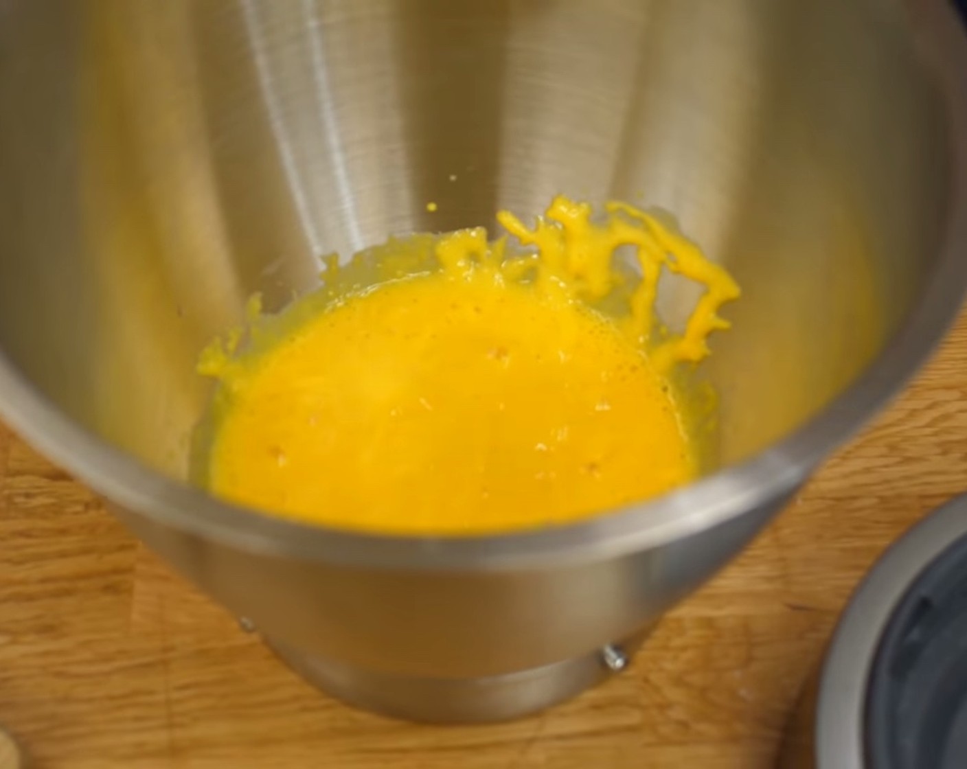 Schritt 5 Die gewürfelten Mango Stücke zum Eigelb geben und fein pürieren. (Den Rest der Mango beiseitelegen).