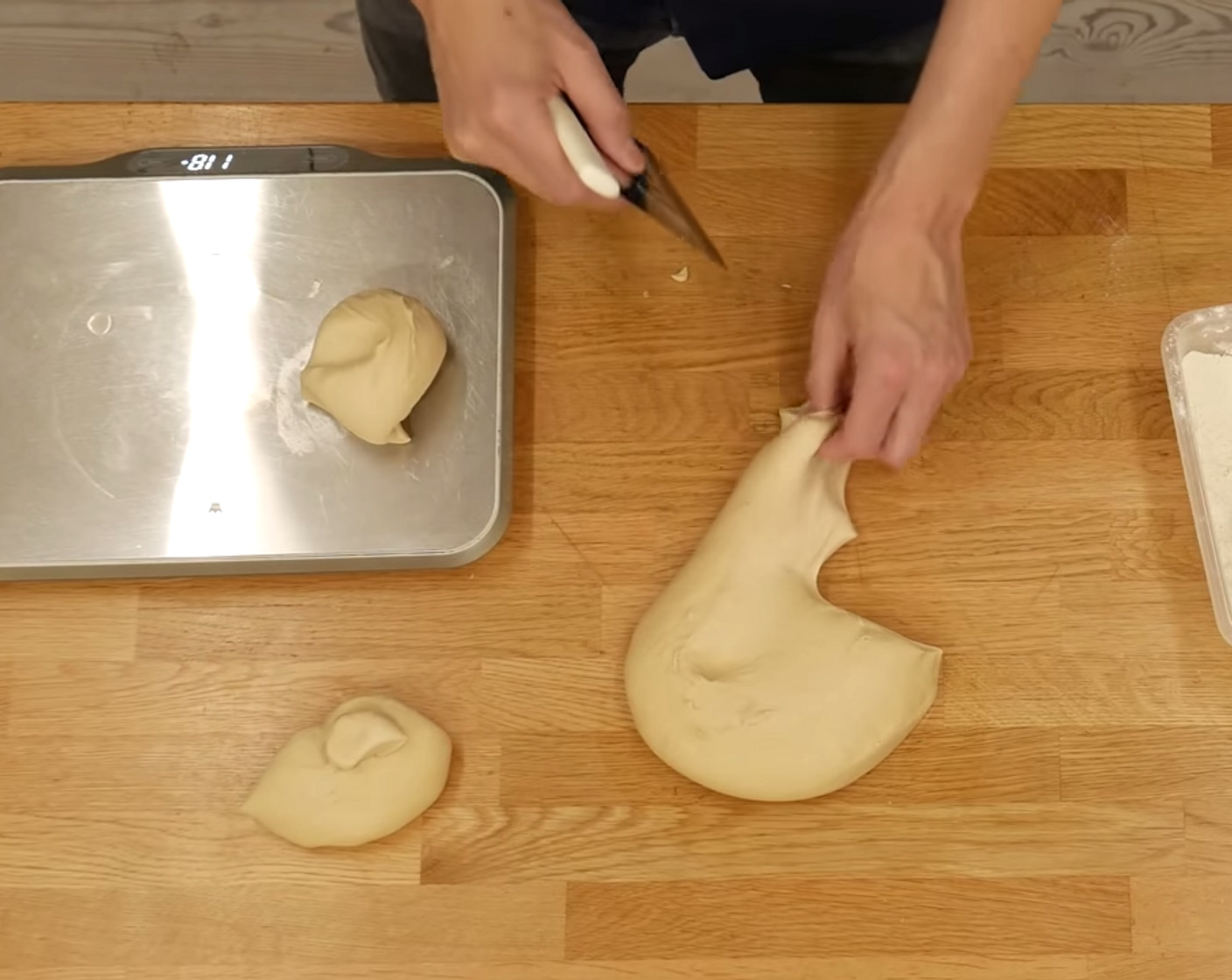 Schritt 4 Anschliessend den Teig in gleichgrosse Stücke à 120 g portionieren und rund formen. Dazu möglichst kein Mehl verwenden.