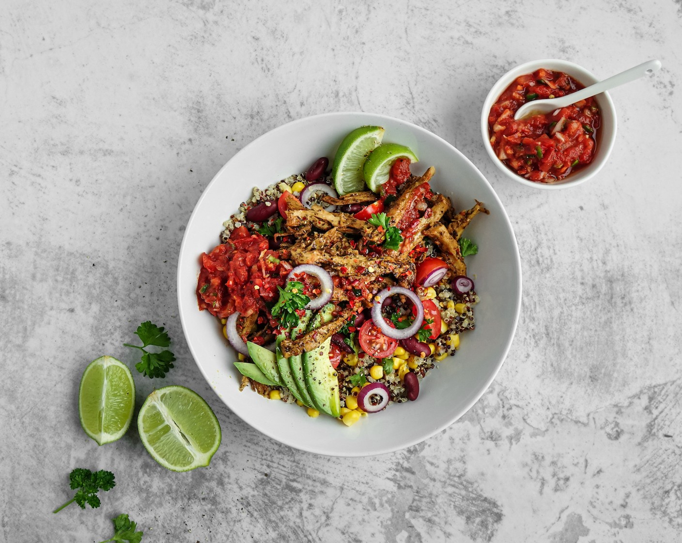 Schritt 6 Mit Zwiebeln (1/2), Kirschtomaten, Avocado, Petersilie (wenig) und Cayennepfeffer (wenig) garnieren. Nach Belieben mit Limette (1) beträufeln.