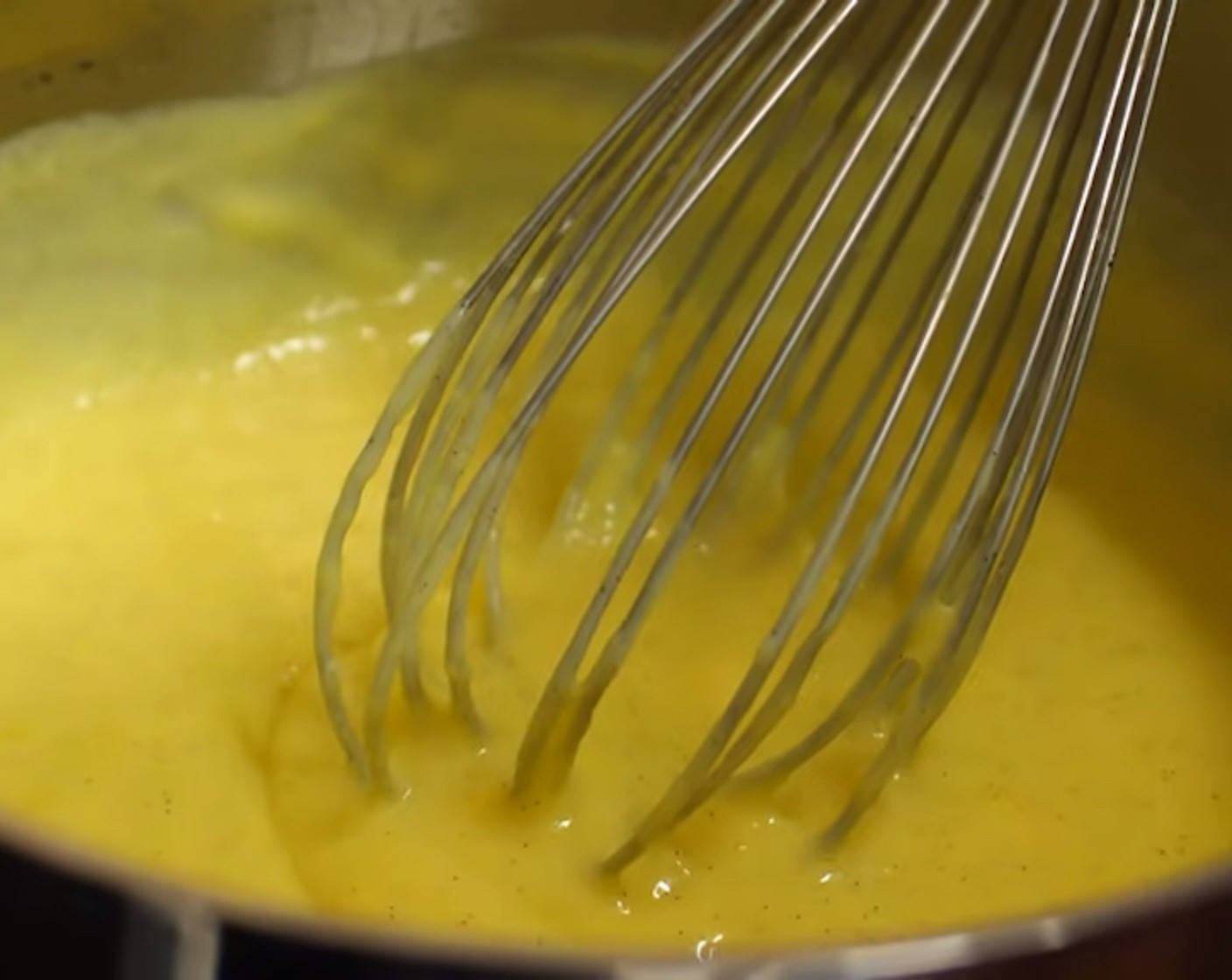 Schritt 10 Anschliessend die Masse zurück in den Kochtopf geben und unter ständigem Rühren auf dem Herd nochmals aufkochen.