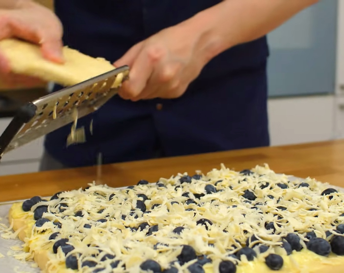 Schritt 20 Zum Schluss den Streuselteig aus dem Tiefkühler nehmen und gleichmässig auf die Beeren raffeln.