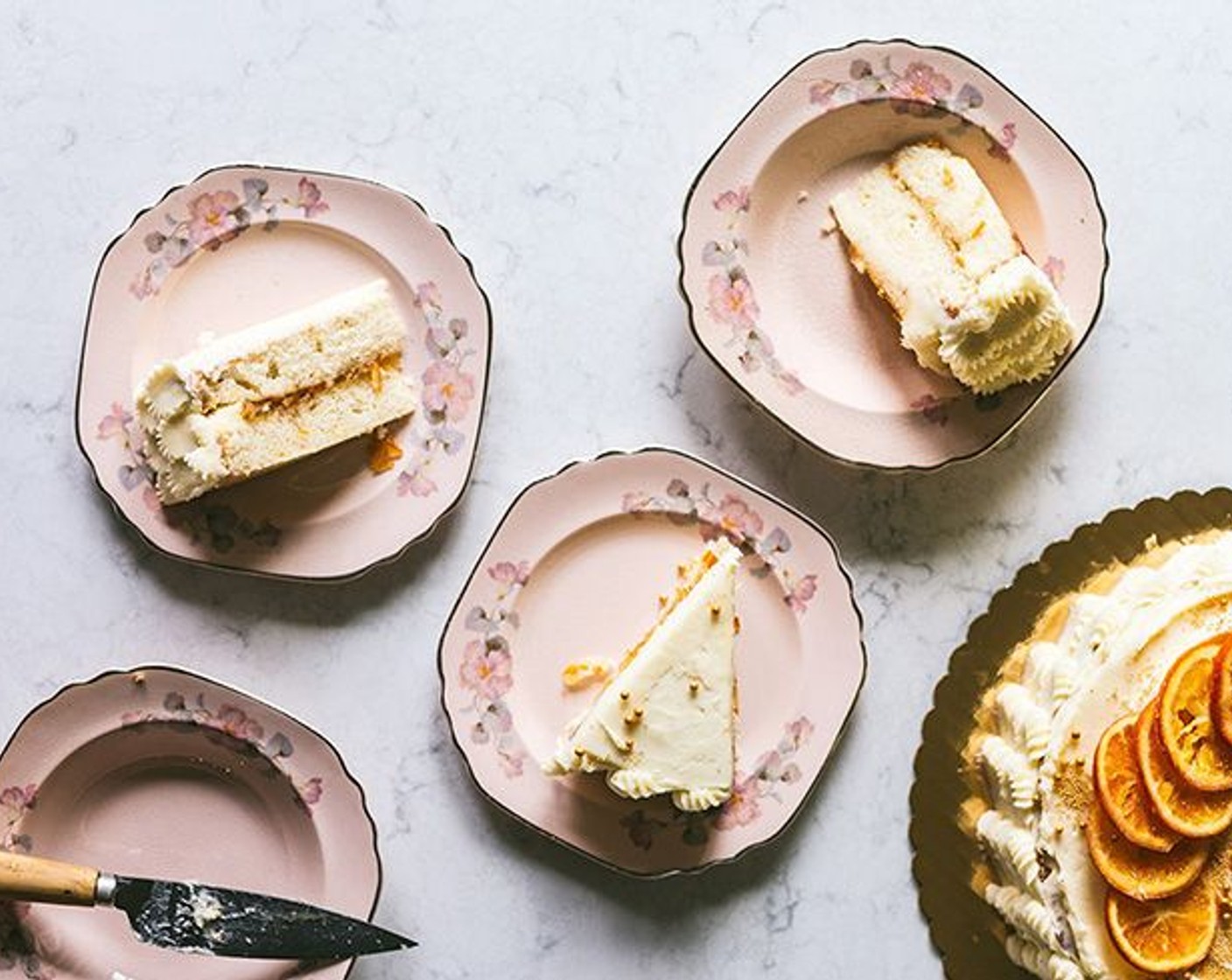 Schritt 8 Die untere Kuchenschicht mit dem zweiten Kuchen belegen und den Rest des Kuchens nach Belieben glasieren.