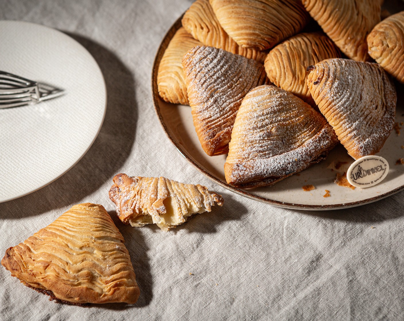Schritt 18 Nach dem Backen die Sfogliatelle mit Puderzucker (wenig) stauben.