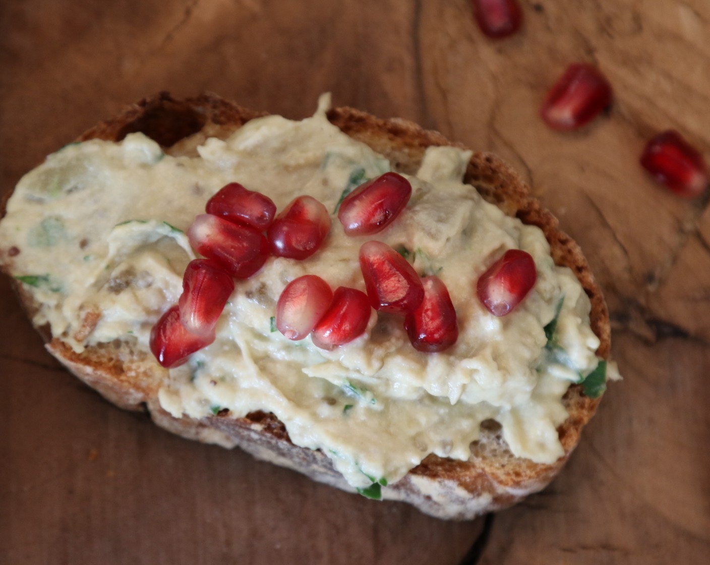 Schritt 8 Aubergine-Tahina-Petersilie Paste: Tahini (3 1/2 Esslöffel) in eine Schüssel geben und mit Zitronensaft (1 EL) verrühren. Wasser nach und nach beigeben bis eine cremige Paste entsteht.