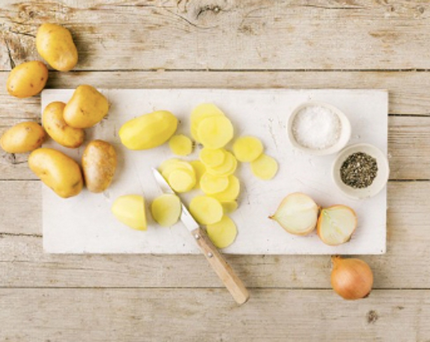 Schritt 1 Füllung: Die Schalotten (2) fein hacken. Die Kartoffeln (800 g) schälen und in ca. 3 mm dünne Scheiben schneiden. Die Kartoffeln im Öl (2 Esslöffel) bei mittlerer Hitze ca. 10 Minuten dünsten. Die Schalotten zugeben und ca. 5 Minuten weiter dünsten bis die Kartoffeln weich sind. Mit Salz (wenig) und Pfeffer (wenig) würzen. Die Kartoffeln in eine Schüssel geben und auskühlen lassen.