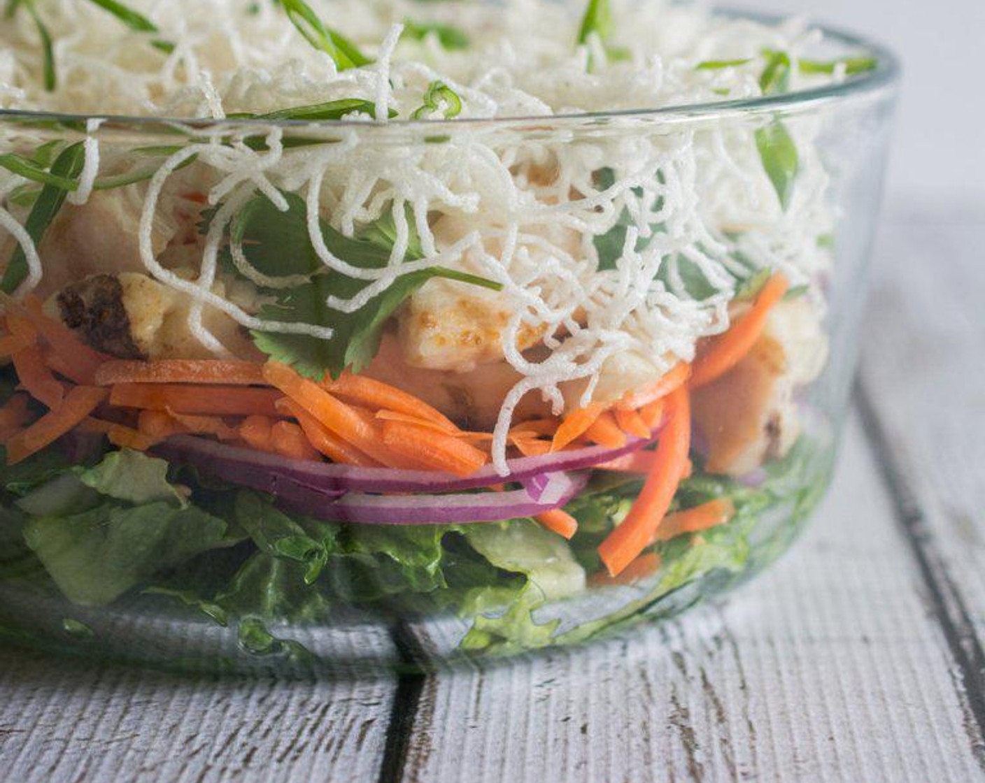 Schritt 6 Kurz vor dem Servieren, knusprige Nudeln und Bundzwiebeln (3 Esslöffel) darüber verteilen.