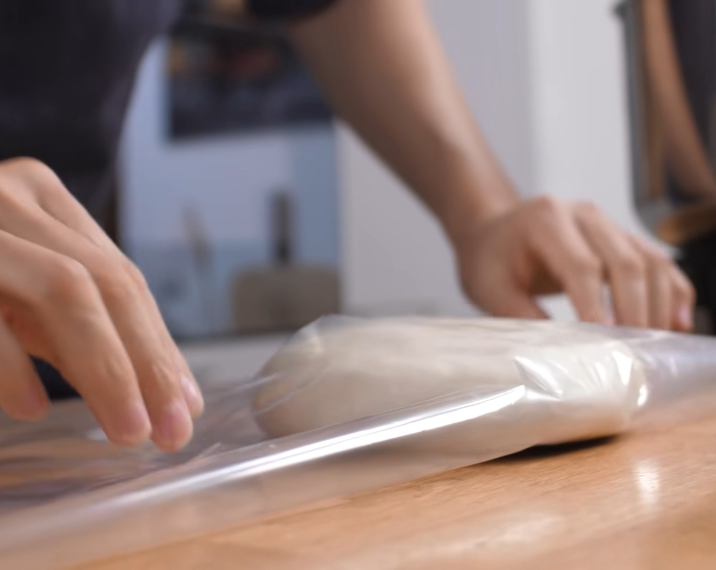 Schritt 2 Danach den Teig in eine Folie einpacken und 30-60 Minuten bei Raumtemperatur ruhen lassen. In der Zwischenzeit die Füllung vorbereiten.