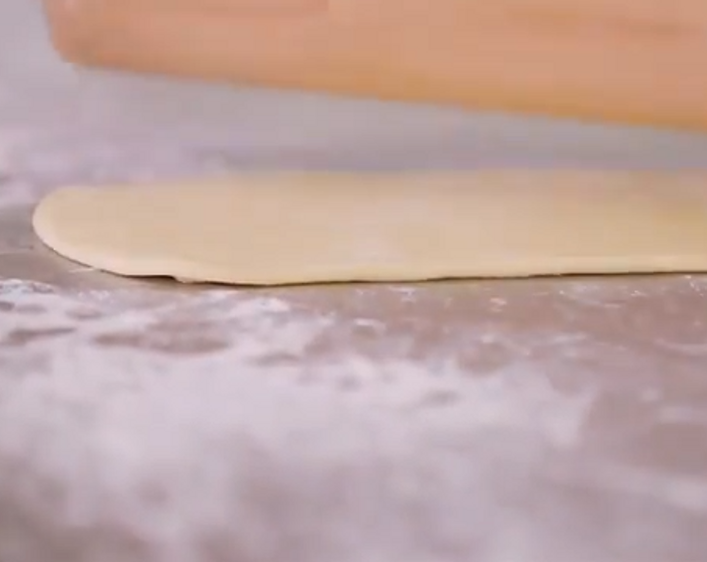 Schritt 4 Nach der Gärzeit den Teig in 8 gleich grosse Portionen teilen. Jedes Stück dünn, rund oder oval auf einer bemehlten Arbeitsfläche ausrollen.